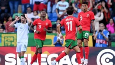 “上海海港击败山东泰山夺足协杯：首度捧杯荣耀归队”