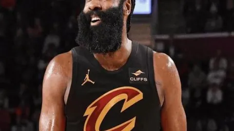 郑钦文抢七逆转赢下首局，暂时领先莱巴金娜——央视新闻客户端报道